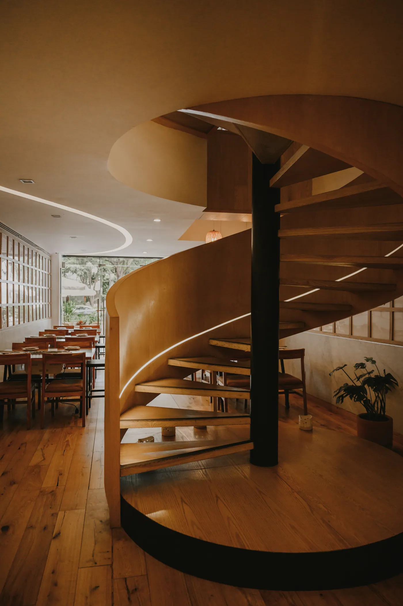 Escalera de caracol de madera en el interior de Torobi Polanco