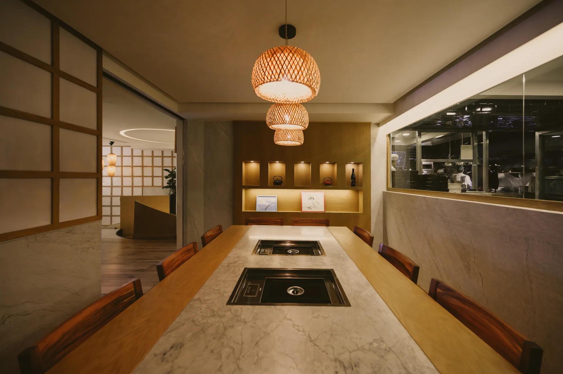 Sala privada de Torobi Polanco con mesa larga de marmol y parrillas empotradas al centro