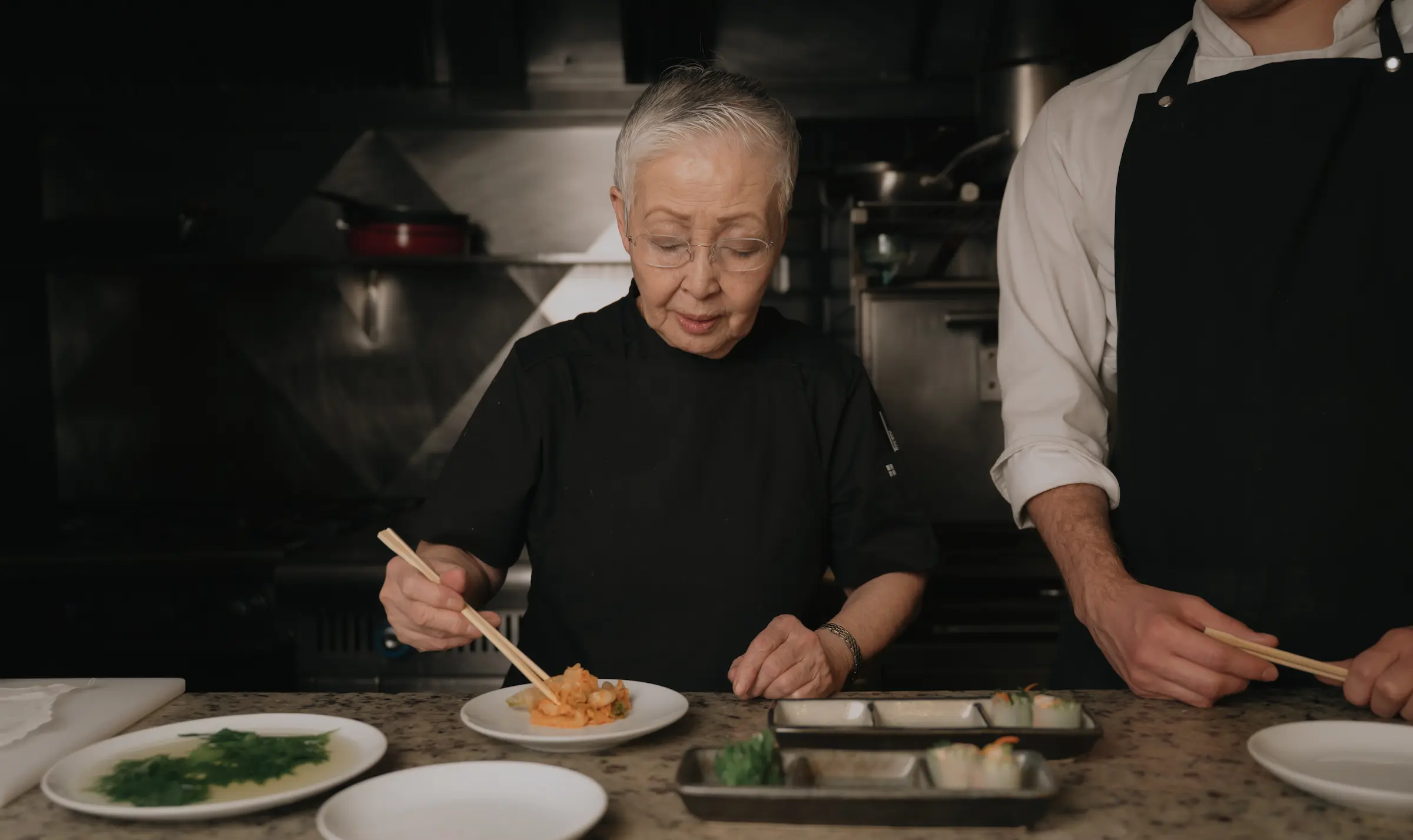 Chef Kazu Kumoto preparando platillos con palillos japoneses