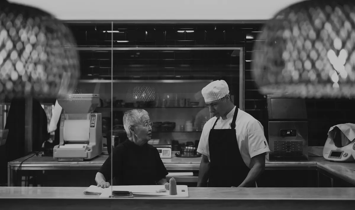 Chef Kazu Kumoto en cocina: autoridad japonesa explicando wagyu A5 auténtico en CDMX