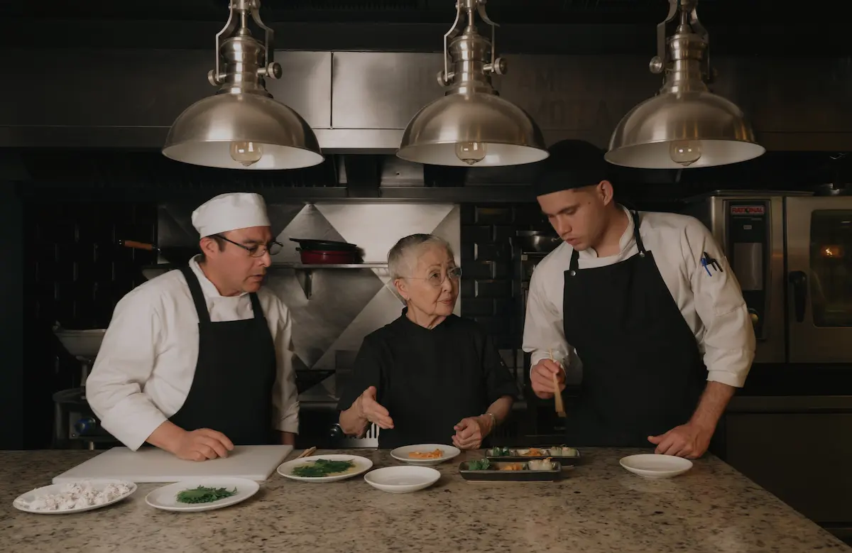 Equipo de cocina de Torobi con Chef Kazu Kumoto en Polanco