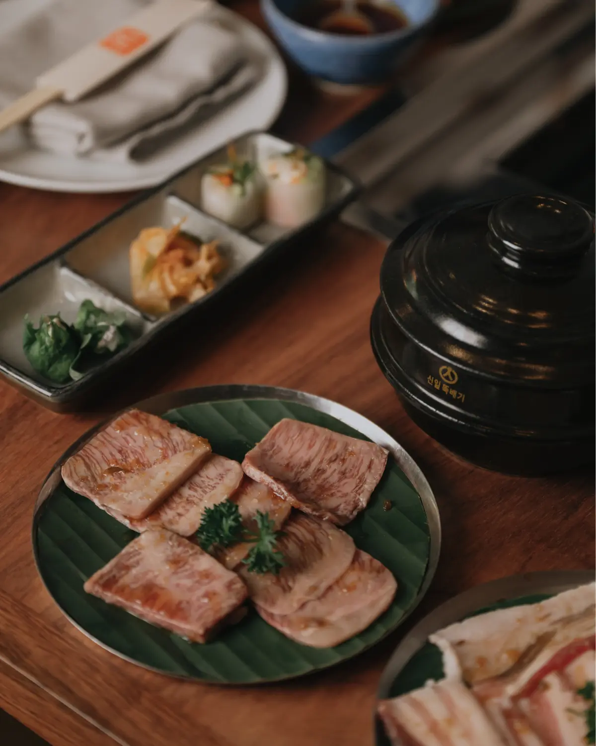 Cortes cocinados en parrilla de mesa japonesa en Torobi Polanco
