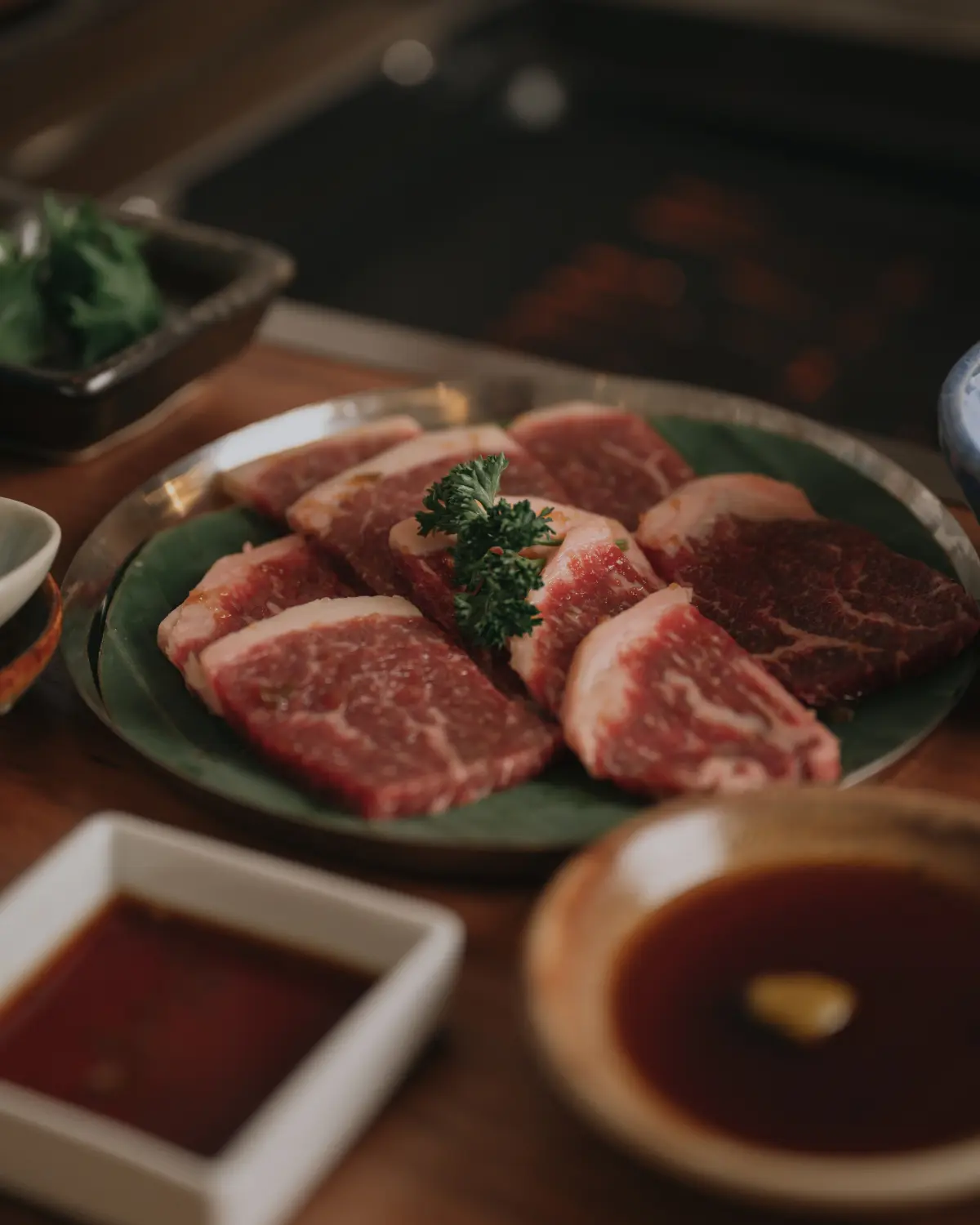 Cortes crudos de yakiniku listos para la parrilla japonesa