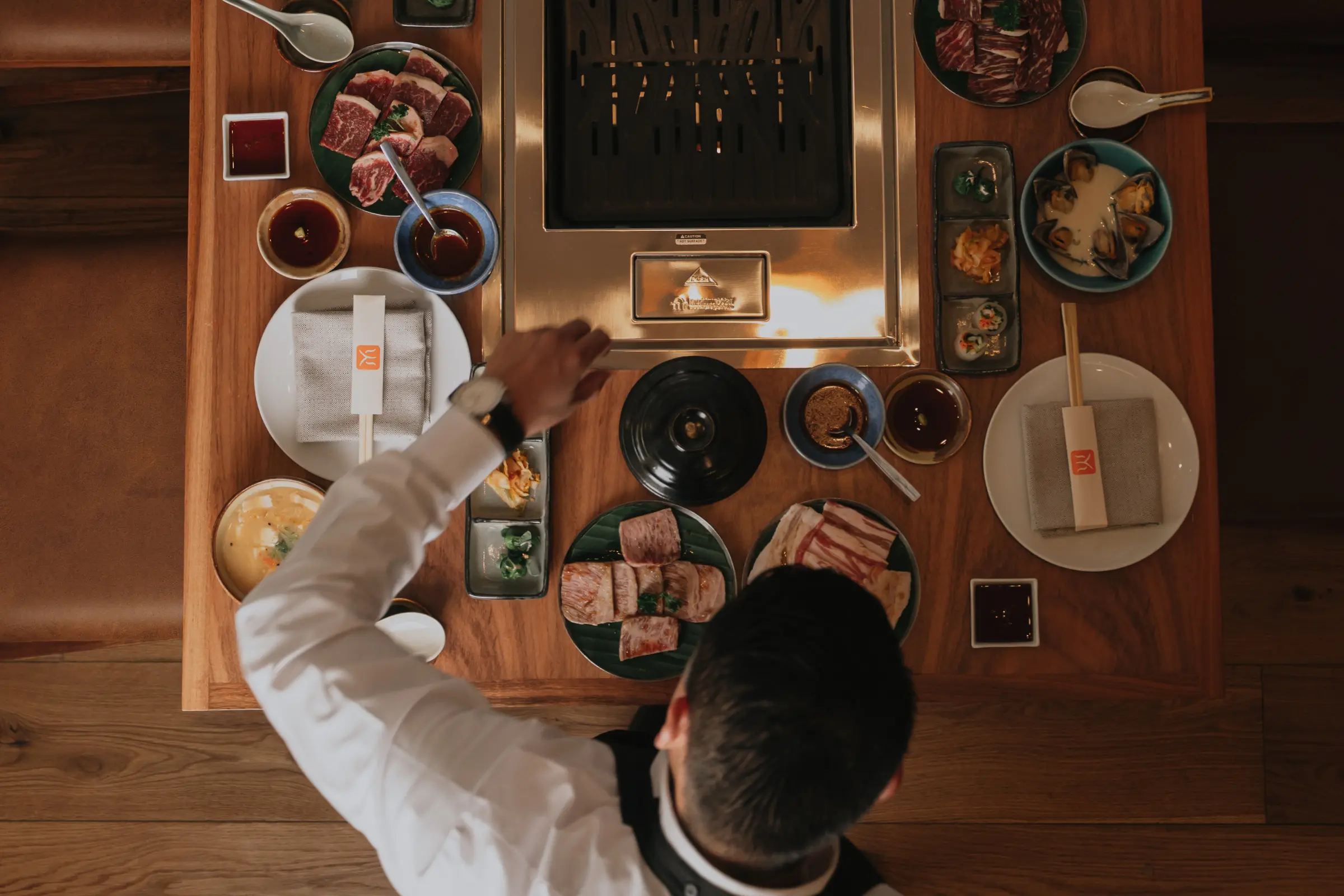 Mesa completa en Torobi Polanco con parrilla japonesa al centro y cortes premium alrededor